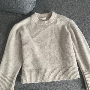 Stickad tröja  - Beige stickad tröja från Gina Tricot. Helt oanvänd den också. Beställde en storlek för liten. Original pris 260kr