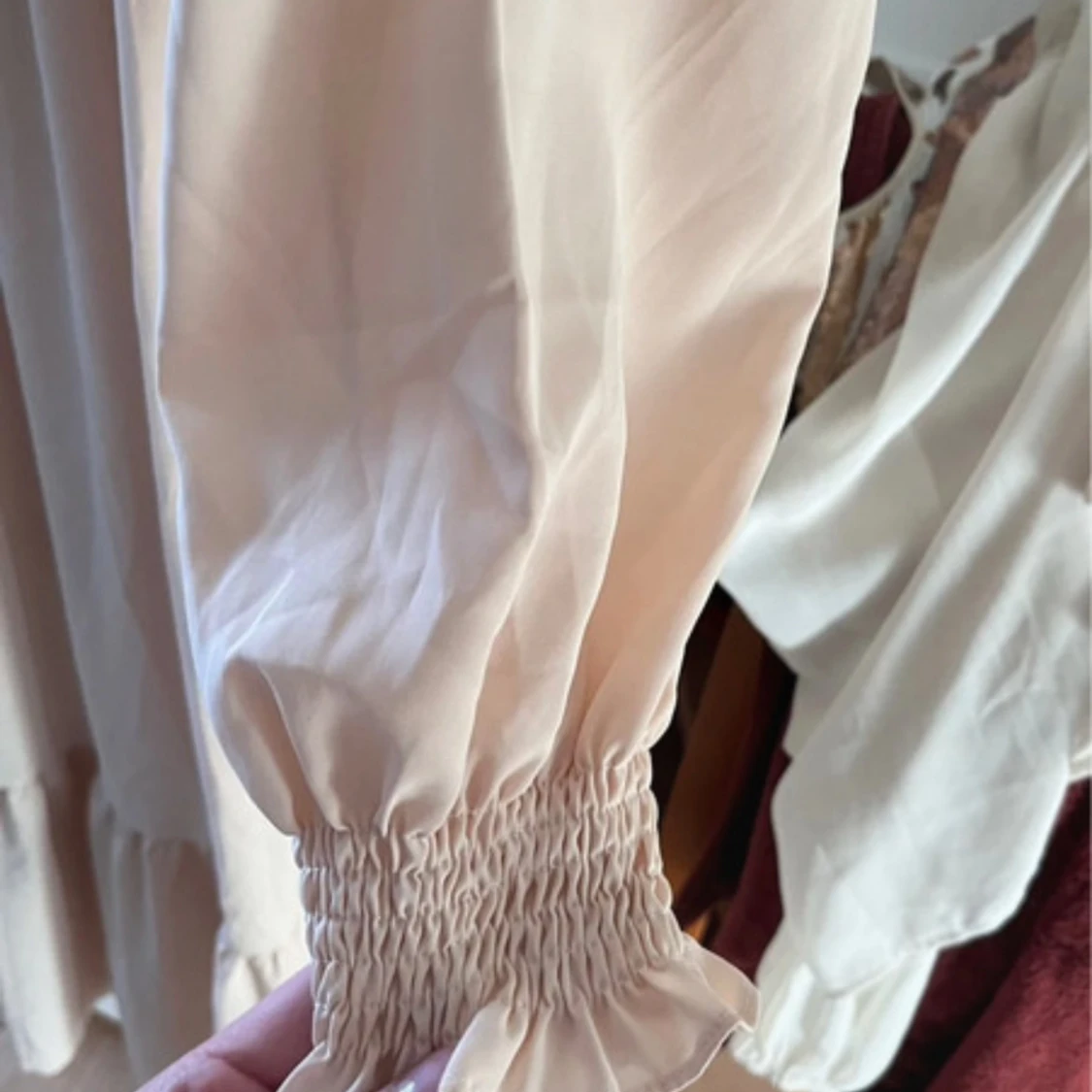 Ljusrosa långklänning med smockdetaljer - 1