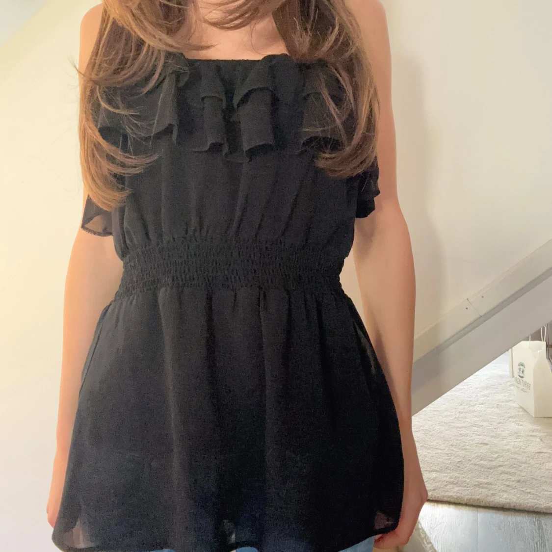 Svart axelbandslös klänning - 1