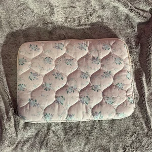 Datorfodral  - Jättegulligt datorfodral i nyskick 🫶Ca 35x25 cm i storleken ❤️