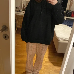 Svart hoodie - En helt vanlig svart hoodie i storlek XL från lager 157, den är jätte skönt att ha på sig men säljer eftersom jag inte använder den längre. Passar både tjejer och killar, plus jätte skön att sova i. Märks inte att den är använd (förutom hund hår men det försvinner efter men tvättat den, kommer tvätta innan jag skickar också)