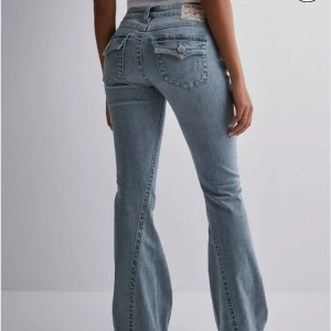 Blå bootcut jeans från True Religion - Snygga lågmidjade bootcut jeans från True Religion med klassisk femficksdesign och märkets logga på bakfickan. Helt oanvända! Skriv för fler bilder🫶🏽