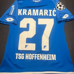 Äkta kramaric 27 tröja lotto hoffenheim storlek 152 - Säljer min äkta lotto kramaric tröja i hoffenheim! Riktigt snygg och sällsynt tröja som är svår att få tag på med Champions league patches! Är lite lite nopprig över tröjan som inte syns, (men det är bättre att vara ärlig)  Tröjan är i storlek 152 (L i barn)! Rekommenderar starkt! Kolla gärna in mina andra artiklar (fotbollströjor) och hör av dig vid minsta lilla fundering!  Fotboll fotbollströja fotbollsskor Nike Barcelona T-shirt grisch thiago alcantara Adidas football shirt hoffenheim kramari