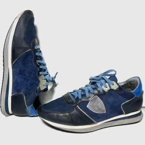 Blå sneakers med mockadetaljer - Snygga blå sneakers från Philippe Model med en mix av mocka och skinn. Skorna är i ett andvänt skick och är perfekta till sommaren. Priset är inte hugget i sten så skrev vid minsta fundering!!   Box ingår