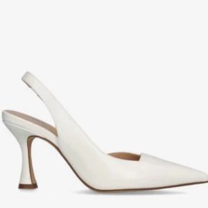 Vita pumps med spetsig tå - Eleganta vita pumps med spetsig tå och öppen häl. Skorna har en smal klack och är perfekta för en stilren look.