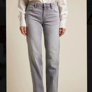 Jeans från Bikbok  - Säljer mina fina jeans från bikbok som inte riktigt kommer till användning. Använda fåtal gånger. Pris kan diskuteras💓