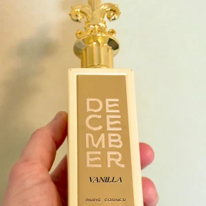 December Vanilla Eau de Parfum från Paris Corner - Upptäck December Vanilla, en lyxig Eau de Parfum från Paris Corner. Doften bjuder på toppnoter av rom och vaniljorkidé, hjärtnoter av vanilj och läder, samt basnoter av brunt socker och ambra. 85 ml, enbart testad, kommer i originalkartongen. 