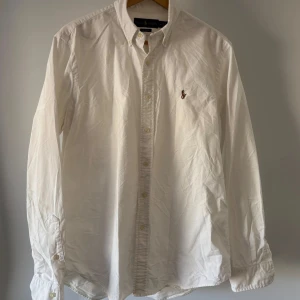 Ralph lauren skjorta - Sjukt snygg vit ralph lauren skjorta i storlek M. Mycket fint skick. Skriv vid frågor