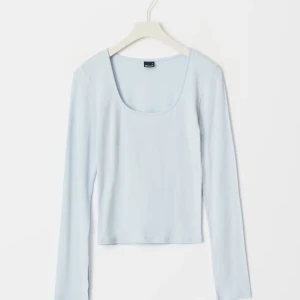 Ljusblå långärmad topp  - Säljer en ljusblå långärmad topp från Gina Tricot som aldrig har använts och som fortfarande har lappen kvar. Skriv gärna ifall du vill ha fler bilder etc! Är alltid öppen för prisförslag!💓