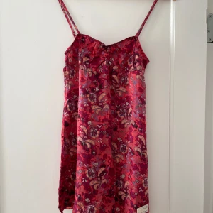 Y2k mini klänning - OTROLIGT fin mini klänning från Odd Molly i strl 0 (xs). Jättefint skick, inga anmärkningar! 100% silk så väldigt skönt och bra material.