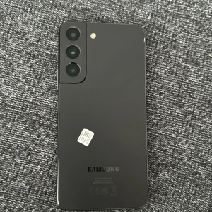 Samsung Galaxy S22 - Säljer en Samsung Galaxy S22 i svart färg. Telefonen har en elegant design med tre kameralinser på baksidan och en stor skärm på framsidan. Den har USB-C-port och högtalare på undersidan. Perfekt för dig som vill ha en kraftfull smartphone med stilren look. Telefonen är i ett underbart skick, tillbehör som laddare osv medföljer. PRIS KAN DISKUTERAS. Tveka inte på att höra av er vid frågor.