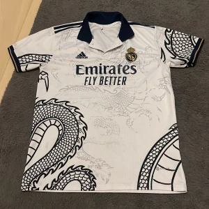 Real madrid tröja - väldigt speciell real madrid t shirt