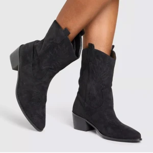 Svarta cowboy boots i mocka - Snygga svarta cowboy boots i mocka med låg klack endast använt fåtal gånger är tyvärr för störa för mig,  nypris 995 ❤️ 