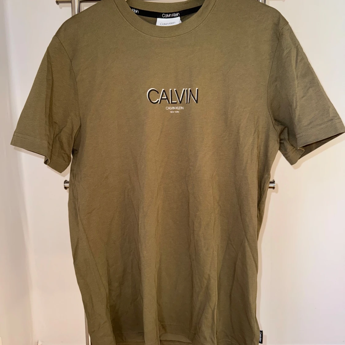 Ny, oanvänd, olivgrön T-shirt från Calvin Klein! 