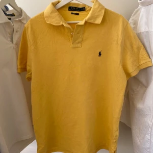 Ralph Lauren tröja - Polo Ralph Lauren pikétröja Storlek: L (Passar också M) | Färg: Gul Klassisk modell, i fint skick – inga fläckar eller slitage. Kvalitativ och tidlös, passar både till vardags och finare tillfällen.✨👕  Snabb leverans 🚚 och extra bilder får du gärna fråga om!