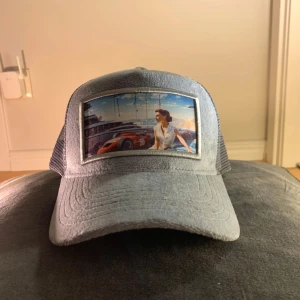 Helt ny Revenite keps - Aquamarine - Säljer nu denna snygga limiterade keps från Revenite som inte längre produceras. Inköpt 2023 men har aldrig kommit till användning så den är helt i nyskick, aldrig ens använd! Originalpåse och kort medföljer (se bild 5)