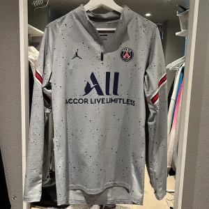 Psg tröja  - Säljer min psg tröja i jätte bra skick knappt andvänd