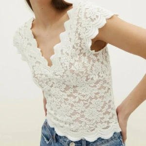 Vit spetstopp - Säljer min superfina spetstopp från strandivarius då den inte kommer till användning längre💕den är i fins skick!