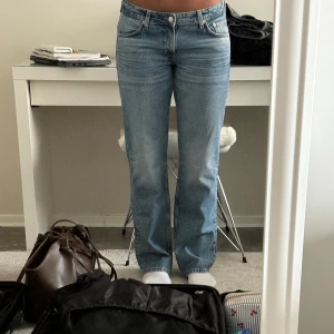 ARROW LOW WAIST JEANS - Säljer mina arrow jeans ifrån weekday. Jag är 174 och de är lång på mig. Dem har ingen prislapp kvar men har aldrig använt dem, endast testat. Pris går att diskutera☺️