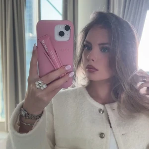 Rhode skal rosa - Säljer detta jätte trendiga Rhode skal i färgen ”Ribbon”. passar iPhone 14 PRO Max, men även IPhone 14 Plus som jag har på bilden. Är ganska säker på att den även passar andra Plus och PRO Max mobiler. (OBS! Kommer ej med läppglans)