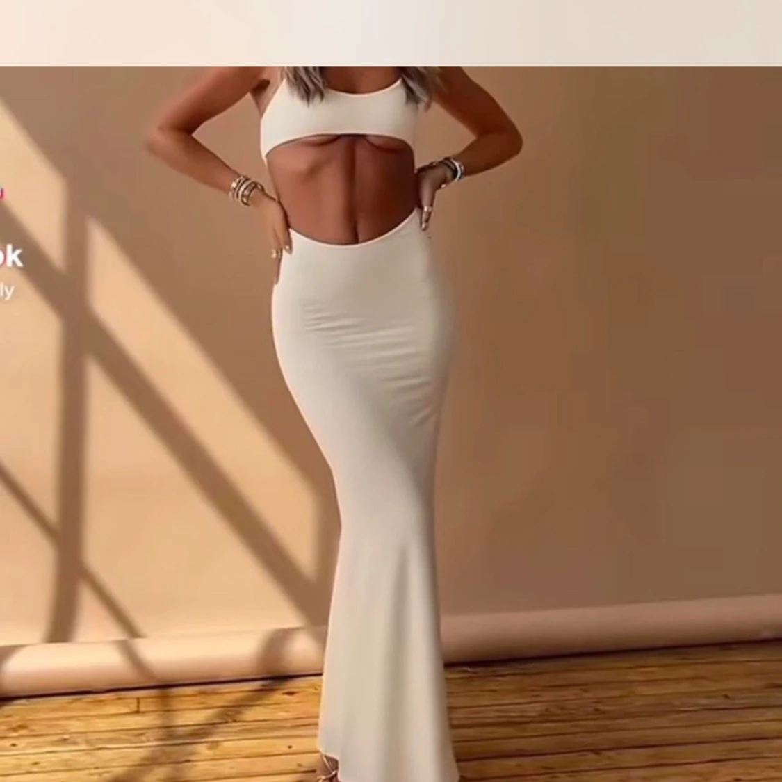 Oh Polly Vit långklänning med cut-out detaljer - 1