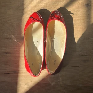Super fina ballerina skor - Röda ballerina skor perfekt till hösten, fint skick, köptes här på Plick men de var lite små ❤️