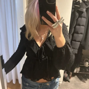 Supersöt volangblus  - Jättesöt topp!! Passar på mig som har S/M, men storlek xs i tröjan 