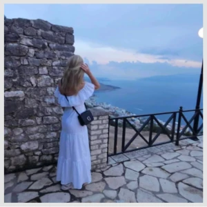 Vit långklänning - Drömmig vit off-shoulder långklänning 🌥️man kan både klä upp och ner denna klänning vilket gör att man kan ha den i flera sammanhang. Jag har dock bara hunnit använda den 1 gång. 🩷💛💝