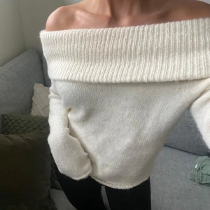 Stickad offshoulder  - Köpt från ginatricot i storlek s, använd en gång!(nypris 400kr)😙