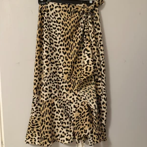 Kjol omlottkjol - Lång och snygg leopardmönstrad omlottkjol med knyt i midjan. Pris går att diskutera 