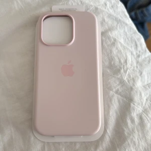 Rosa mobilskal - Rosa silikonskal till Iphone 15 pro. Oanvänt köpt från apple, perfekt skick. Kostar 695 kr nytt, kom gärna med prisförslag 💕