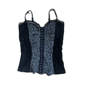 Leopardmönstrad korsettopp - Snygg leopardmönstrad korsettopp med spetsdetaljer och smala axelband. Lappen är borta men uppskattas som xs/s i storlek!! Bra skick, knappt använd