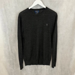 Ralph Lauren Merinoull - Rooting soft merino tröja av Ralph Lauren. Utmärkt skick. Storlek L, slim fit. Modellen är 185.