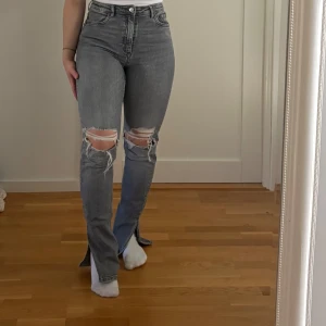 Jeans  - Jeans från Zara, hål på knäna och slits längst ner 