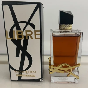 Libre Eau de Parfum Intense från Yves Saint Laurent - Säljer en elegant och intensiv parfym, Libre Eau de Parfum Intense från Yves Saint Laurent. Flaskan är stilrent designad med en svart och guld kork samt en gyllene YSL-logga. Innehåller 90 ml av en djup och sensuell doft. Säljer eftersom det blev en misslyckad julklapp. Skriv om ni undrar något och priset går att diskutera. Nypris 2000kr
