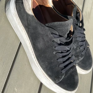 Svarta sneakers från Royal RepubliQ - Snygga svarta sneakers i mocka. Skorna har används ett par gånger men är i bra skick, pris kan diskuteras