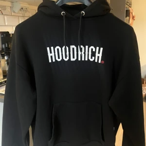 Svart hoodie från Hoodrich - Ny tröja utan prislapp andvänd en gång för att testa storleken.inga slitage. Storlek M