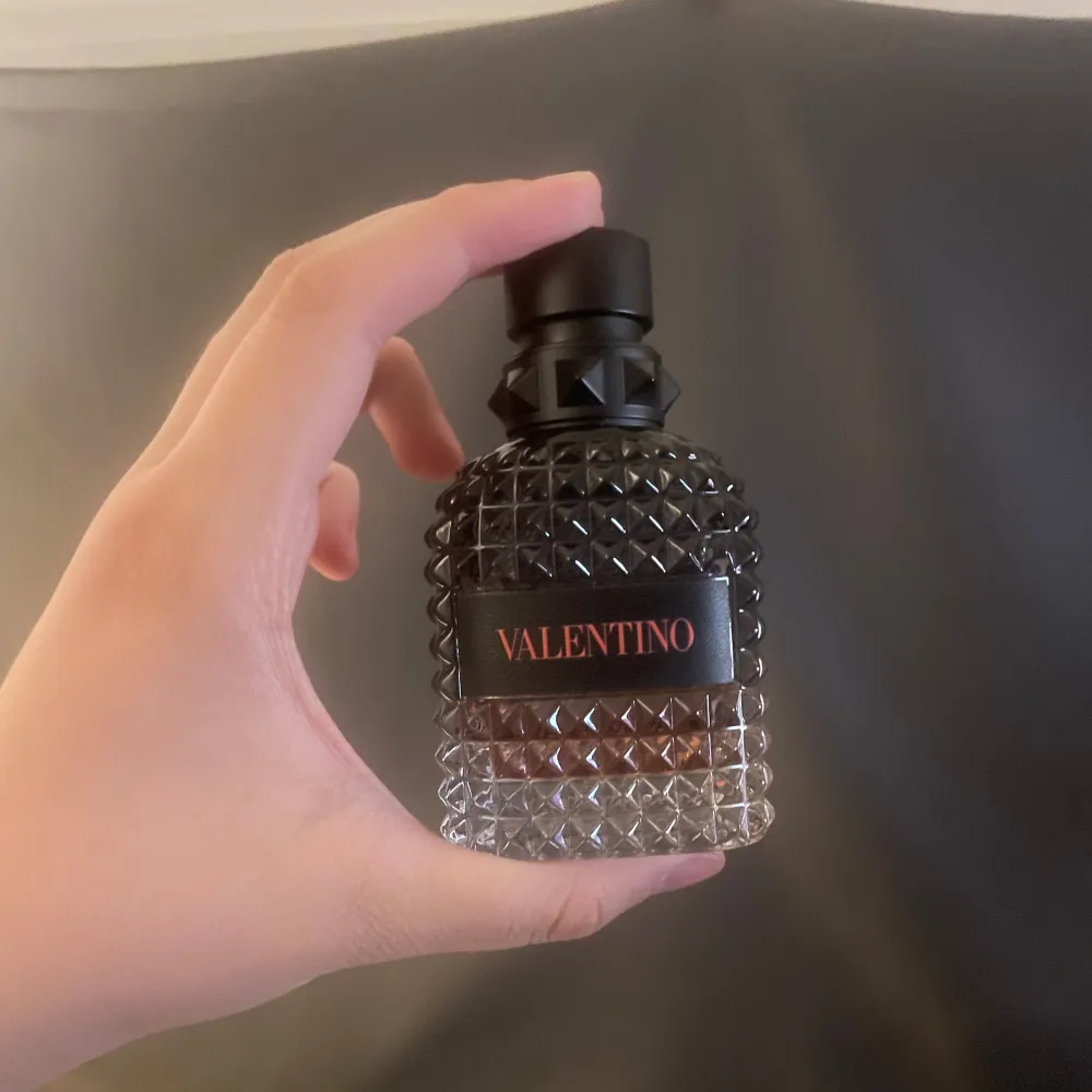 Hej säljer min coral fantasy med 40av 50ml kvar i. Pris är diskuterbart . Perfume.