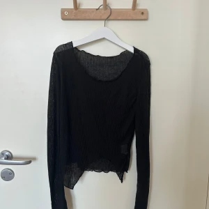 Svart topp - Säljer en svart ribbad topp med lång ärm och transparent design son passar XS och S. Toppen har en enkel och stilren look som passar till många olika outfits. Aldrig använd 🩷
