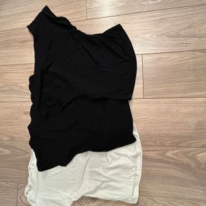 Svart och vit öppen i ryggen topp - Två stilrena öppen i ryggen toppar i svart och vit. Perfekta för en avslappnad look. Tillverkade i mjukt material för extra komfort. Från SHEIN!!!