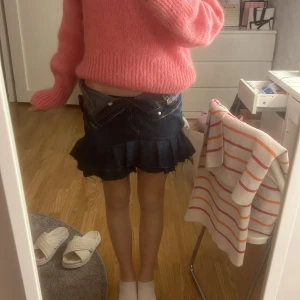 Jeanskjol med volanger - Säljer nu en jeanskjol med volanger❣️❣️har sytt den sjölv och den är i jättebra skick❣️storlek 34 men skulle säga xs-m då den är stretchig❣️skriv vid fundering❣️