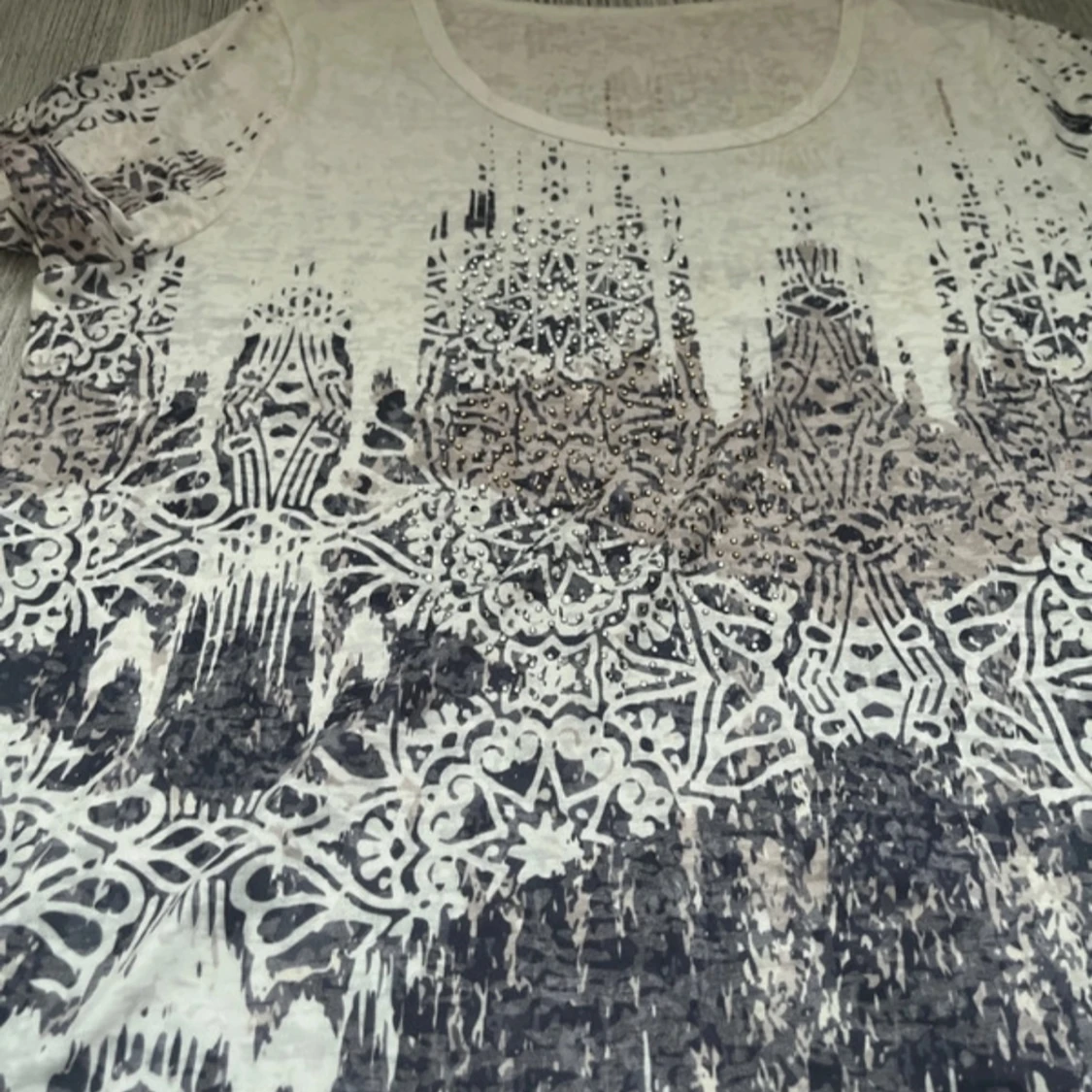 Vit och svart mönstrad t-shirt Medium - 1