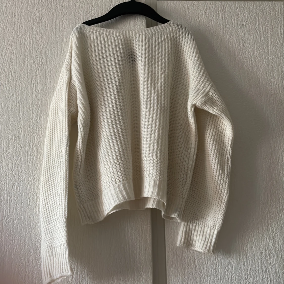 Vit stickad tröja från TESSENTIALS