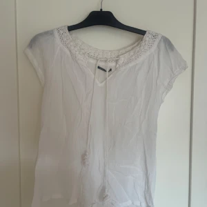 Vit blus från Lucky Brand - Säljer en söt vit blus från Lucky Brand😍Bra skick! Storleken står inte men skulle säga S/M💕Säljer för 50kr! Hör av dig om du är intresserad eller har frågor💕⚠️OBS KÖPAREN STÅR FÖR FRAKT OM DET TILLKOMMER!
