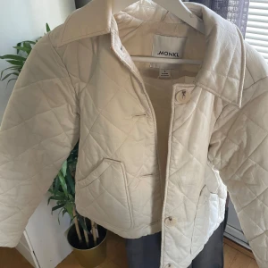 Beige quiltad jacka från Monki - Säljer en beige jacka från Monki. En av knapparna är borta! Storlek s💗