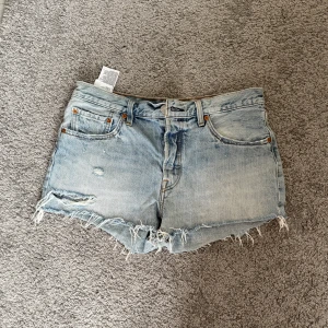 Ljusa jeansshorts från Levi's - Skit snygga shorts nu inför sommaren 🫰🏽🥰midjemått rakt över=40,5cm❤️pris kan diskuteras 