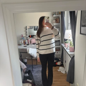 Vit/beige och svart randig stickad tröja - Säljer denna randiga stickade tröjan med krage ifrån Lindex. Använd fåtal gånger. Priset kan diskuteras & frakten ingår inte💕💕