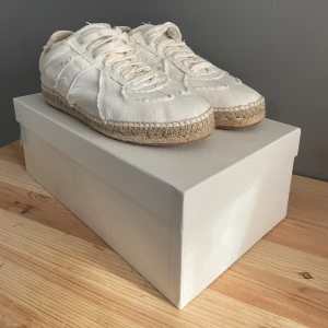 Maison Margiela espadrilles - Säljer nu vårens och kanske sommarens hetaste sko ☀️De är helt nya och allt Og följer med inklusive äkthetsverifikat. Nypriset ligger runt 5-6 tusen kronor. Skriv om ni undrar något!✌️