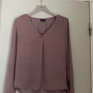 Vila tröja  - Tröjan är i xs vet inte vad materialet heter men de skönt och hade sagt en vår-sommar tröja. Riktigt fin men passar mig inte längre!