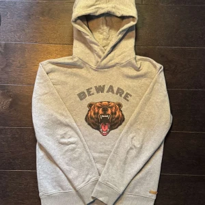 Beware hoodie  - Hej säljer nu denna väldigt snygga Baldessarini hoodien som är i storlek small och färgen grå. Skick: 10/10 då den är helt ny och inte har några hål eller fläckar. Kom dm för mer frågor och svar 😇🙌(ny pris ca 1200kr) 